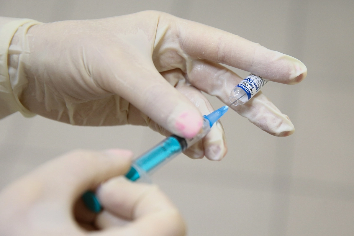 Во время вакцинации препаратом "Гам-КОВИД-Вак" (Спутник V)