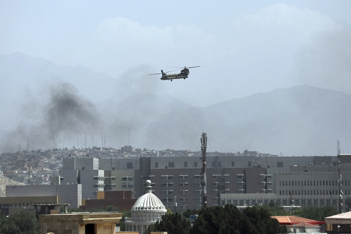Американский военный вертолет «Чинук» над Кабулом. © Rahmat Gul / AP / TASS