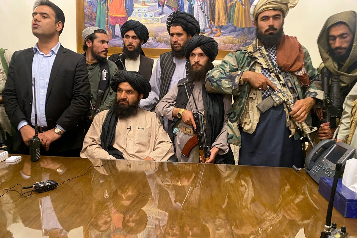 "Талибан" * занял президентский дворец в Кабуле.