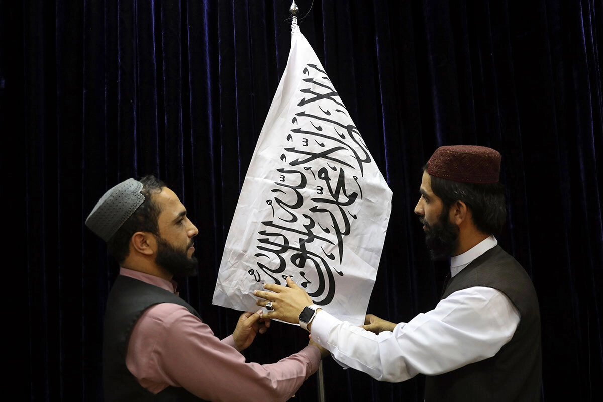 Установка флага радикального движения "Талибан" (запрещено в РФ) перед пресс-конференцией официального представителя движения Забихуллы Муджахида в Кабуле 