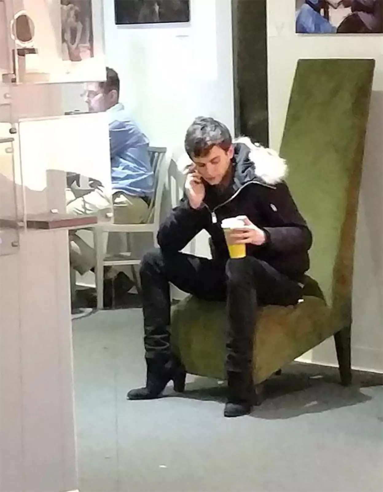 Нет, он не носит каблуки. Нет, он не носит каблуки.