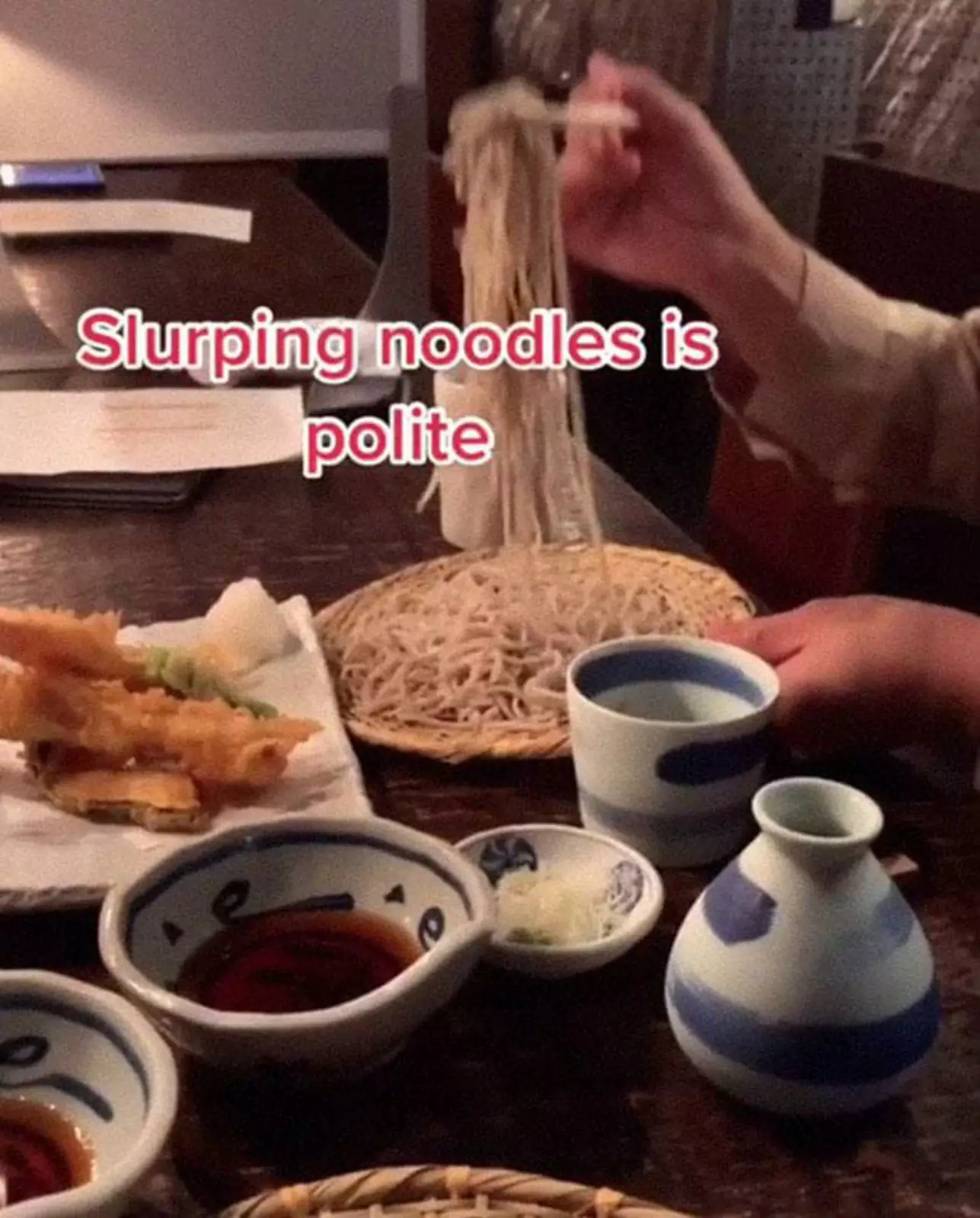 Вежливо чавкать при поедании лапши. Это символ того, что вам нравится блюдо. Вежливо чавкать при поедании лапши. Это символ того, что вам нравится блюдо.