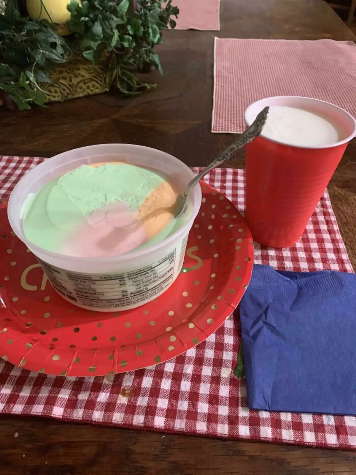 “Просто хочу сообщить, что все, включая моих родителей, забыли о моем дне рождении”. “Просто хочу сообщить, что все, включая моих родителей, забыли о моем дне рождении”.