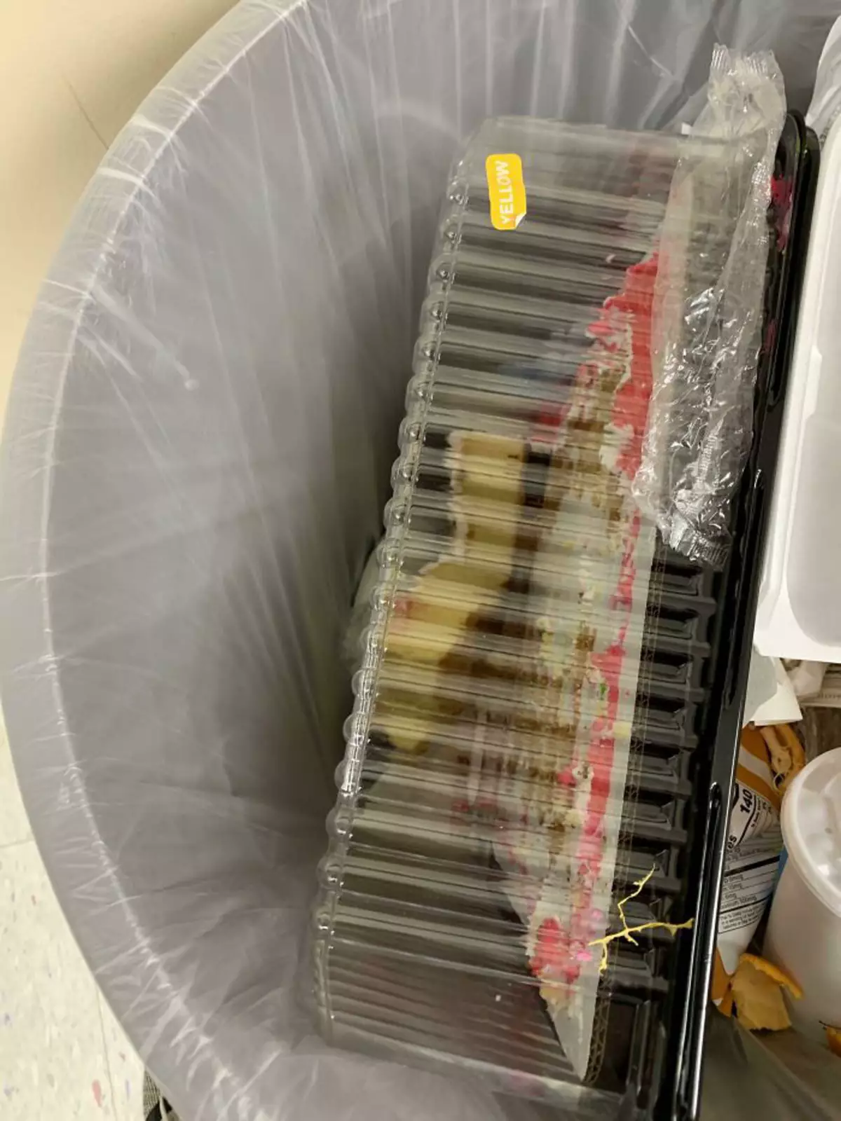 “Кто-то из коллег выбросил остаток моего праздничного торта, прежде чем я успел отнести его домой”. “Кто-то из коллег выбросил остаток моего праздничного торта, прежде чем я успел отнести его домой”.