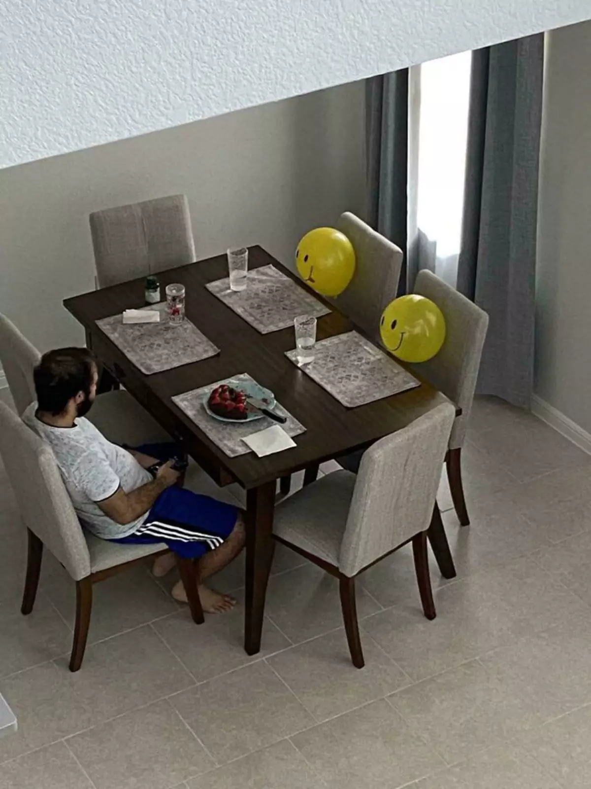 “Коротко о том, как мой друг отмечает свой праздник”. “Коротко о том, как мой друг отмечает свой праздник”.