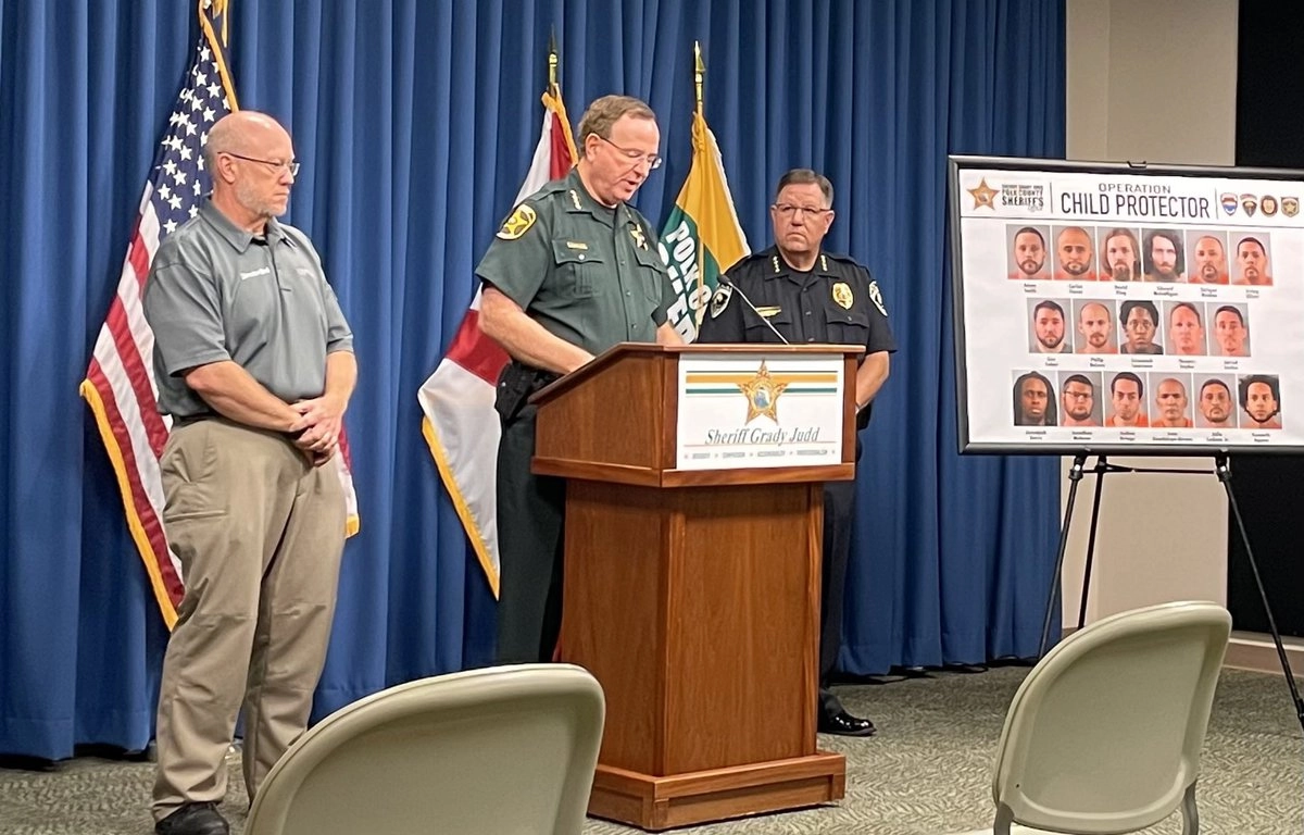 Шериф округа Полк отчитывается о ходе операции "Защита детей".