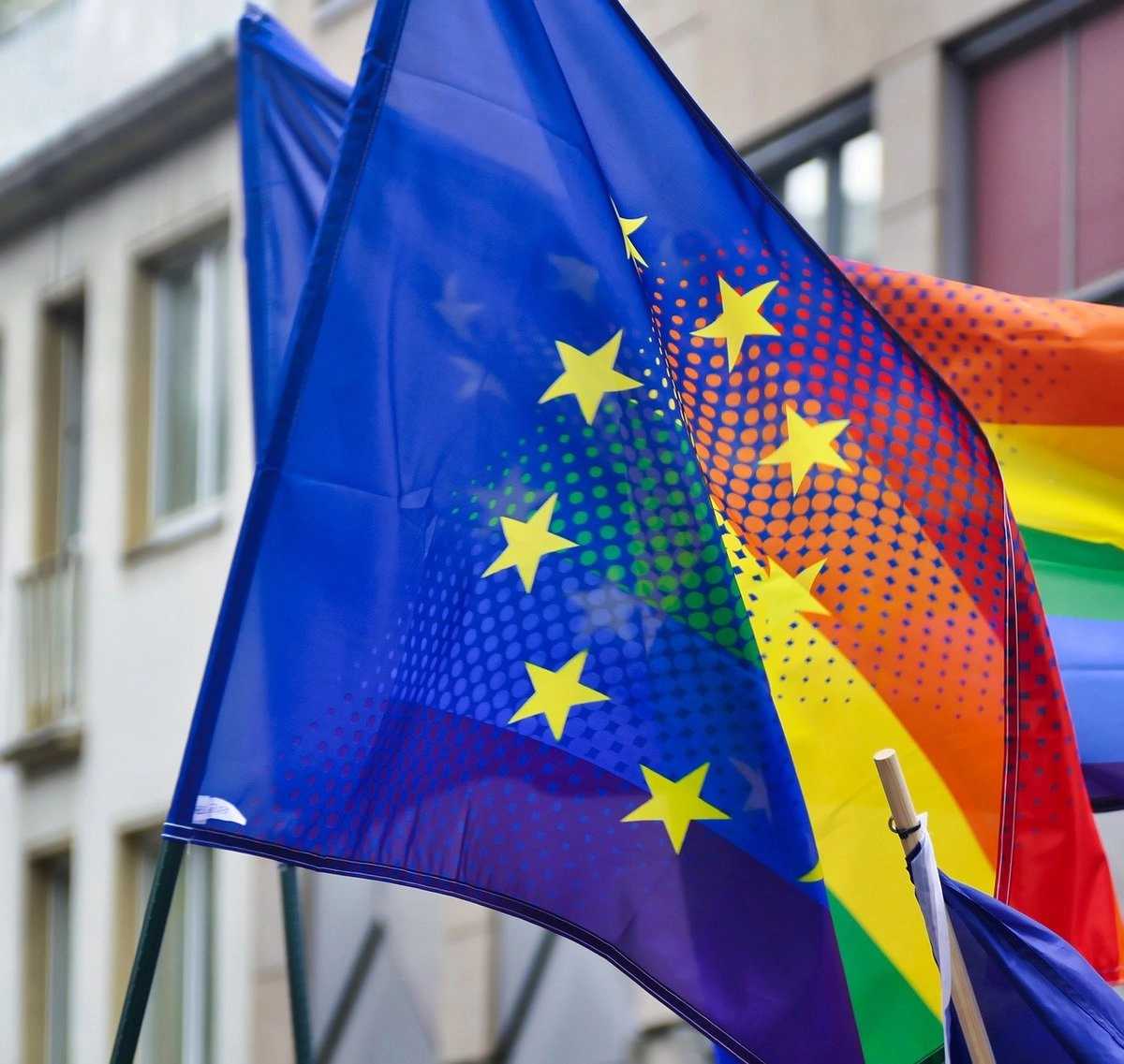 Флаги Евросоюза и ЛГБТ