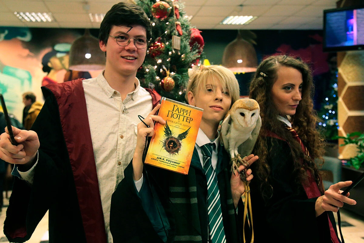 Начало продажи книги "Гарри Поттер" 
