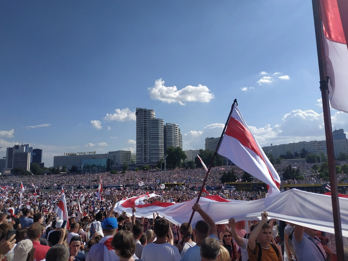  Протестующие в Белоруссии с бело-красно-белым флагом 