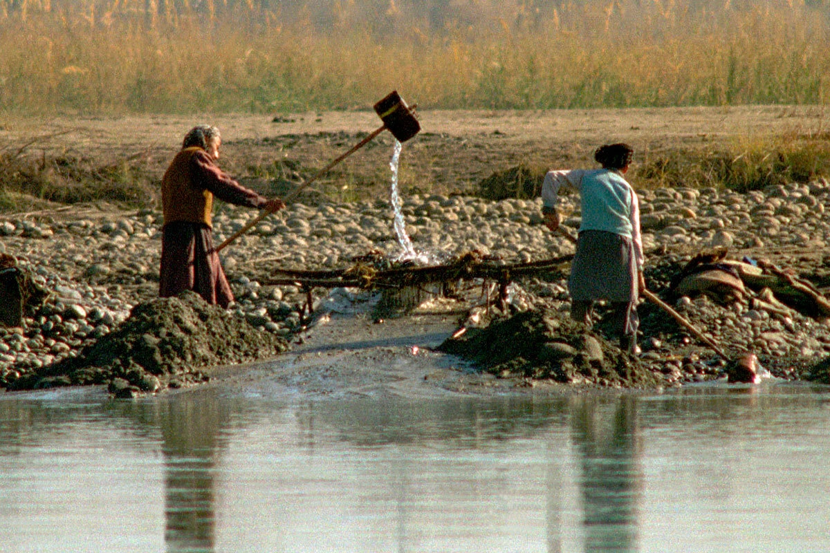 Афганцы добывают золото на пограничной реке Пяндж.