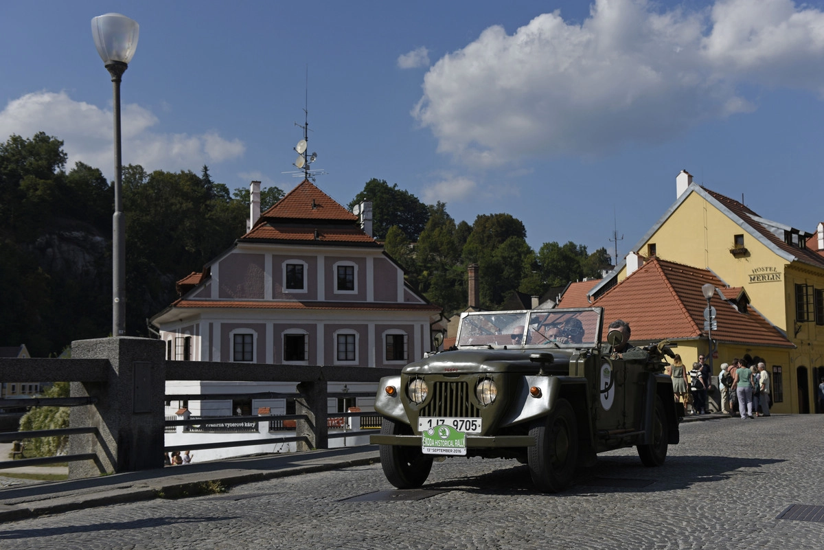 Один из первых автомобилей "Шкода" во время исторического ралли в Чехии