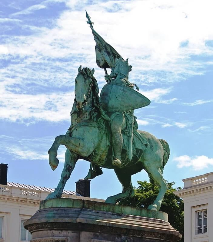 Памятник Готфриду Бульонскому в Брюсселе. 