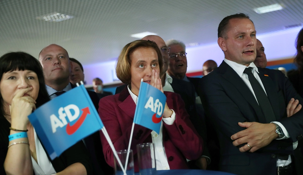 Справа сопредседатель партии "Альтернатива для Германии" (AfD) Тино Хрупалла.