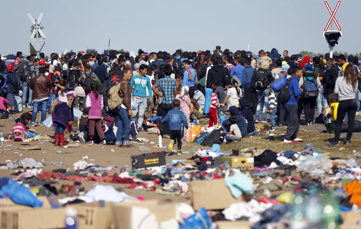 Нелегальные мигранты на границе Венгрии и Сербии.