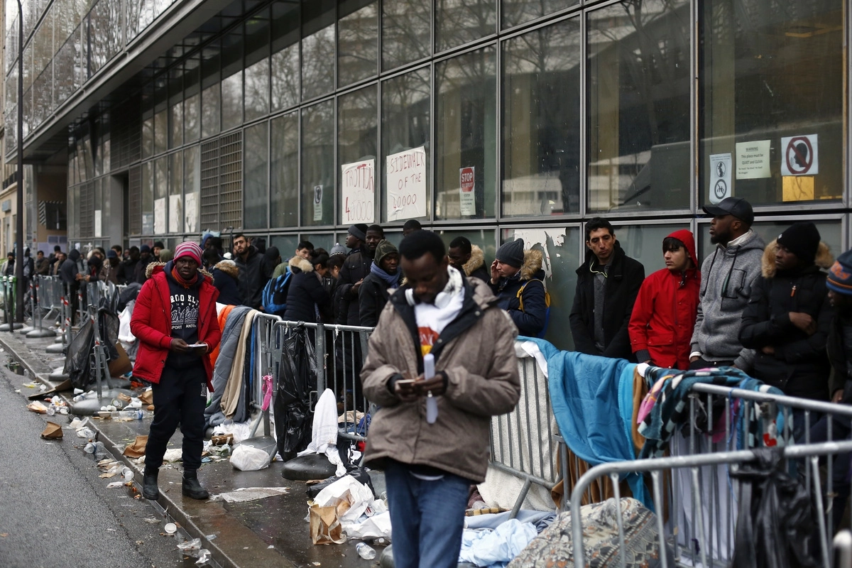 Нелегальные мигранты и беженцы в Париже.