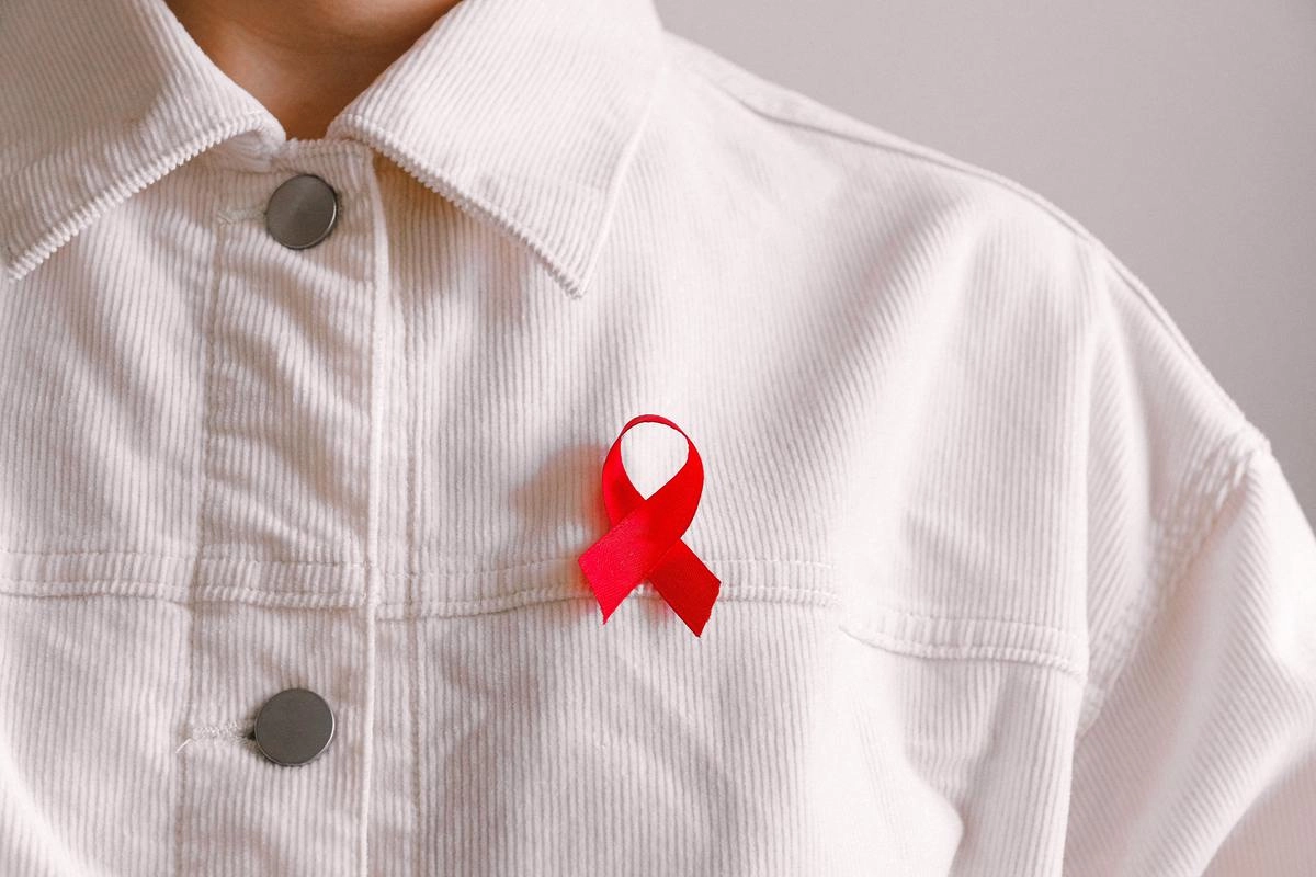 Красная лента, символ борьбы со СПИДом