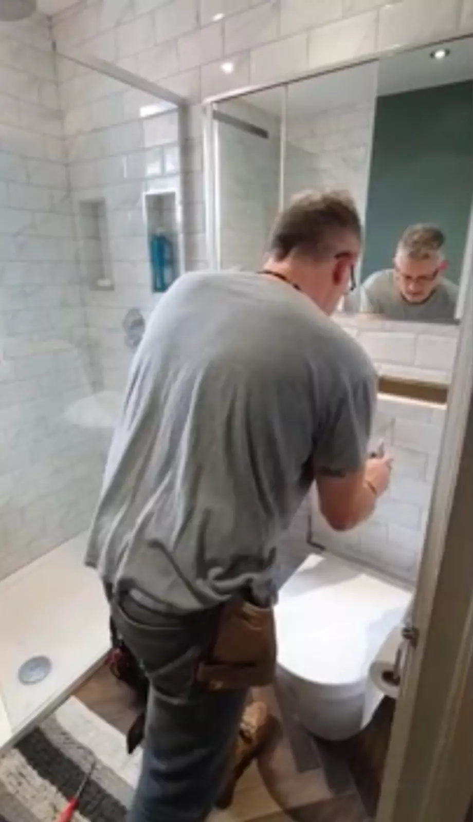 Кев Крейн делает ремонт в ванной. Кев Крейн делает ремонт в ванной.