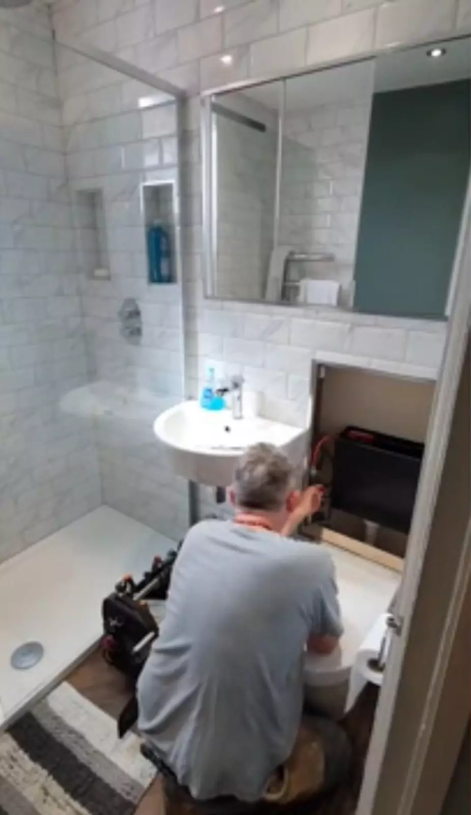 Альбом сантехника-певца очень понравился Полу и лишний раз убедил его в том, что такому таланту место на сцене, а не под раковиной. Альбом сантехника-певца очень понравился Полу и лишний раз убедил его в том, что такому таланту место на сцене, а не под раковиной.