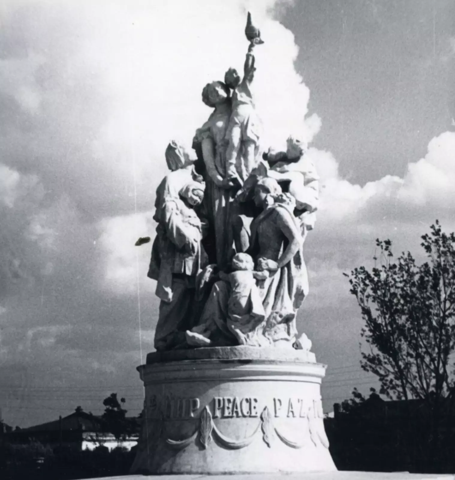 Советский памятник Миру Советский памятник Миру