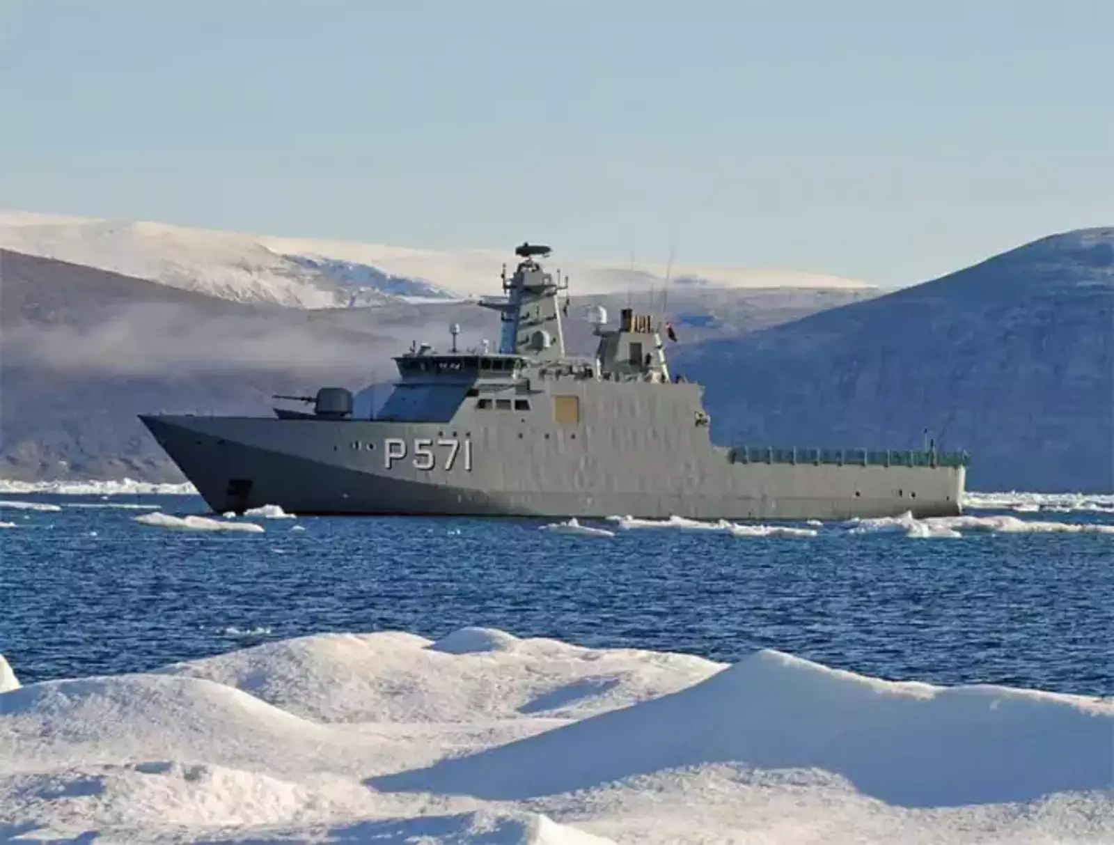 HDMS Knud Rasmussen (P570) показан в проливе Нэрс во время учений с береговой охраной США, 23 августа 2011 г.