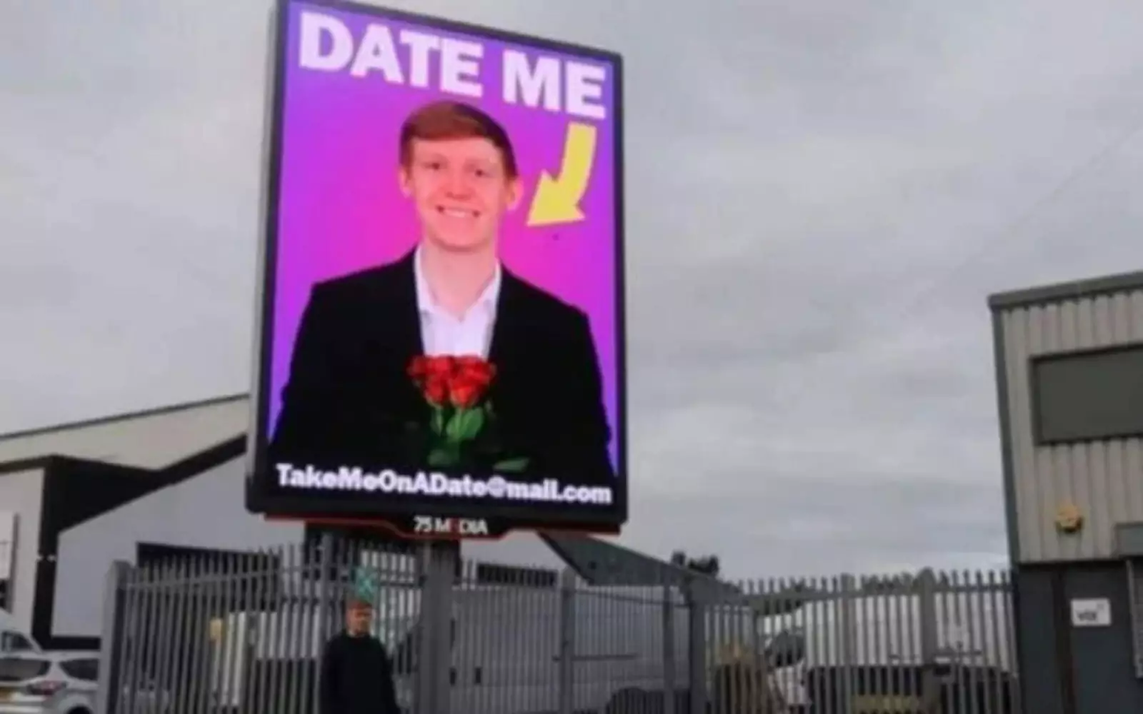 Эд Чепмен рядом с рекламой самого себя. Эд Чепмен рядом с рекламой самого себя.