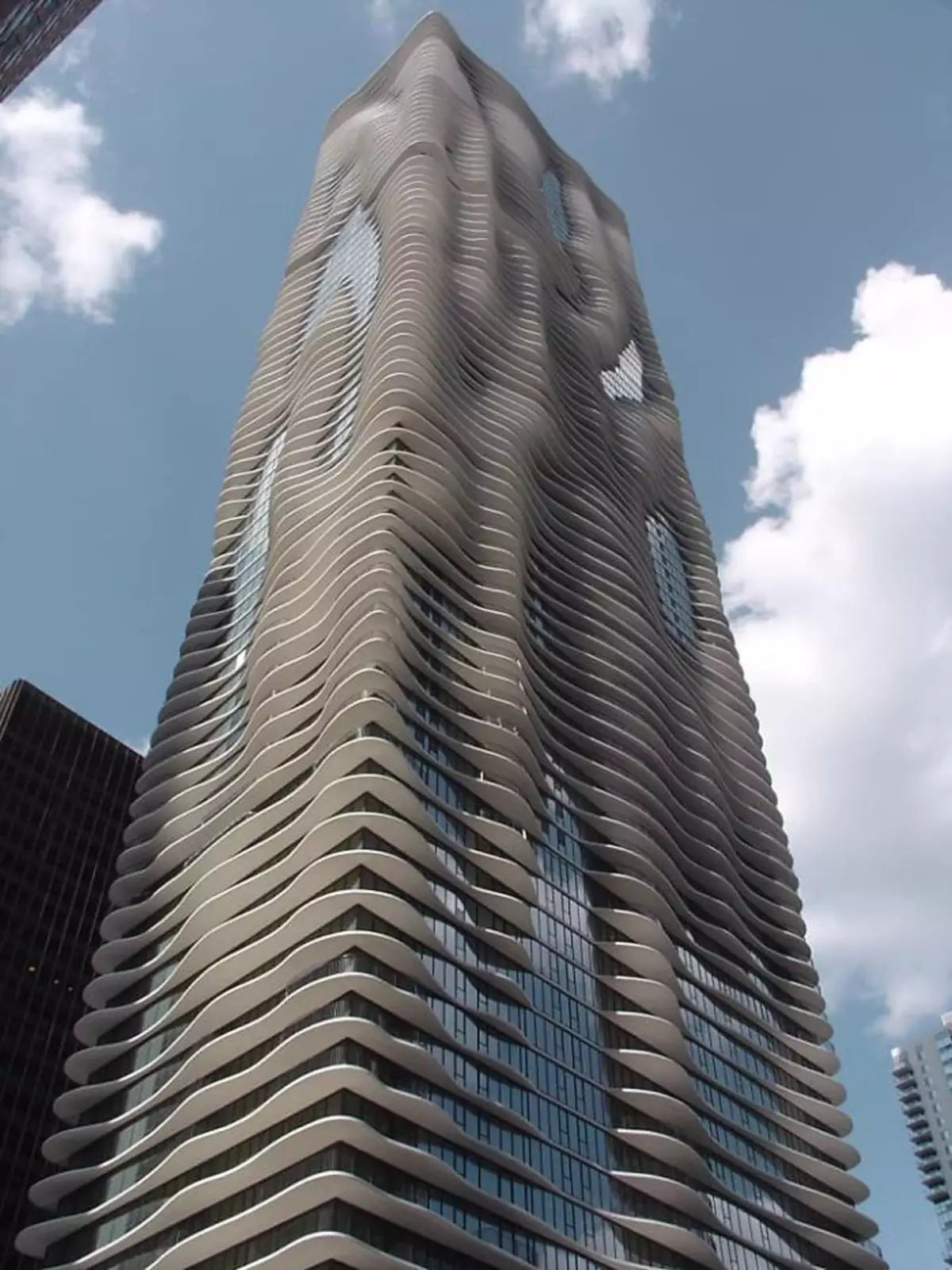 Aqua Tower — небоскреб в Чикаго, США. Aqua Tower — небоскреб в Чикаго, США.