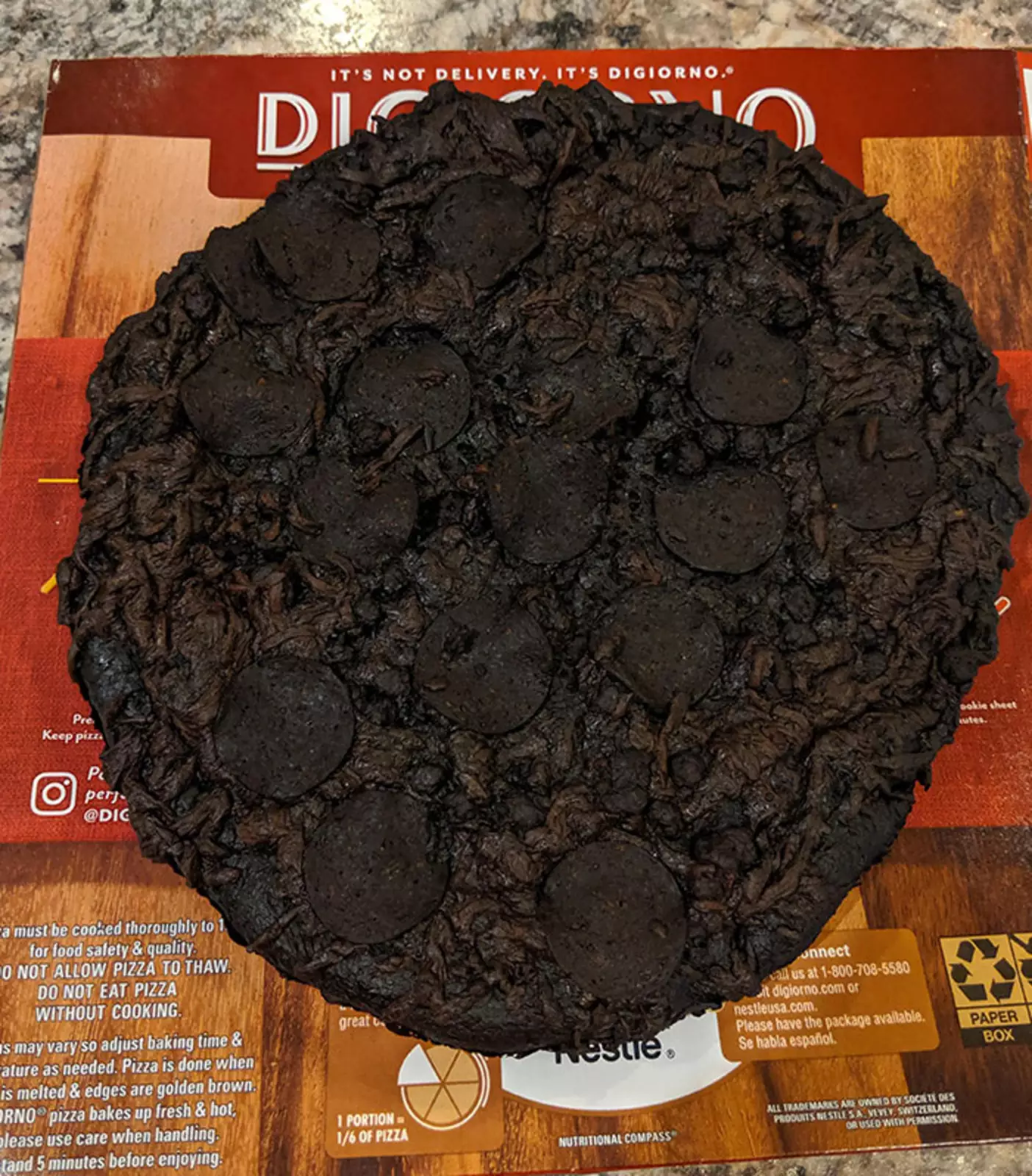 "Забыть о пицце на 8 часов. Сгорел так сильно, что выглядит как брауни с двойным шоколадом".