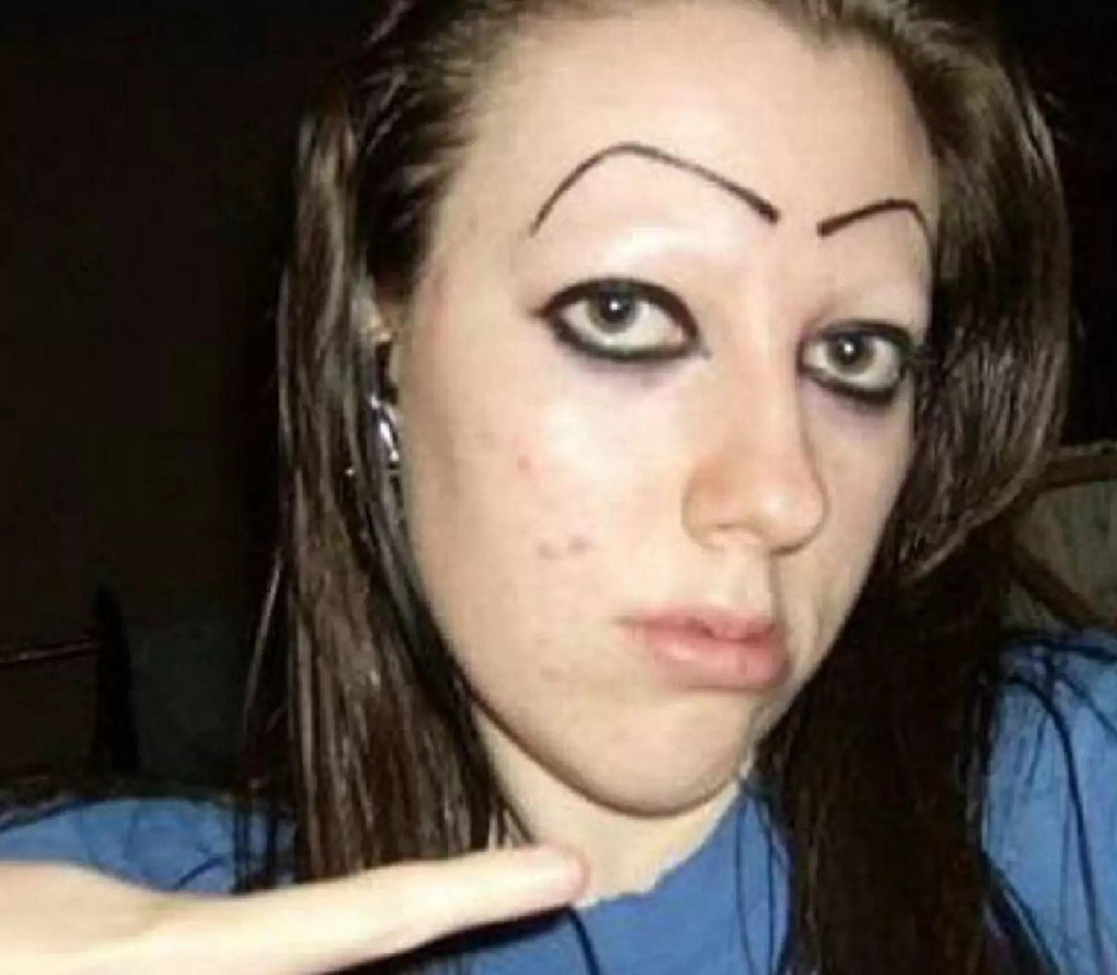 Удивленные брови без капли удивления на лице. Удивленные брови без капли удивления на лице.