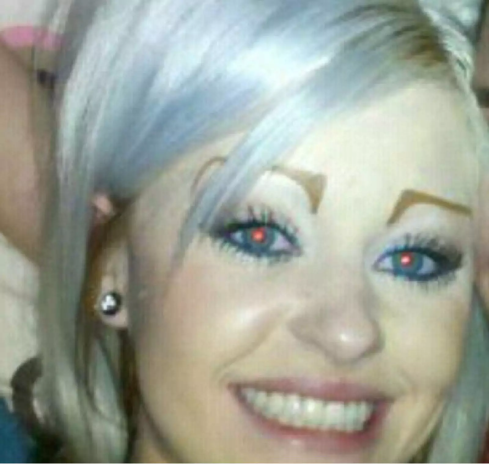 Интересно, она рисует их с помощью трафарета? Интересно, она рисует их с помощью трафарета?