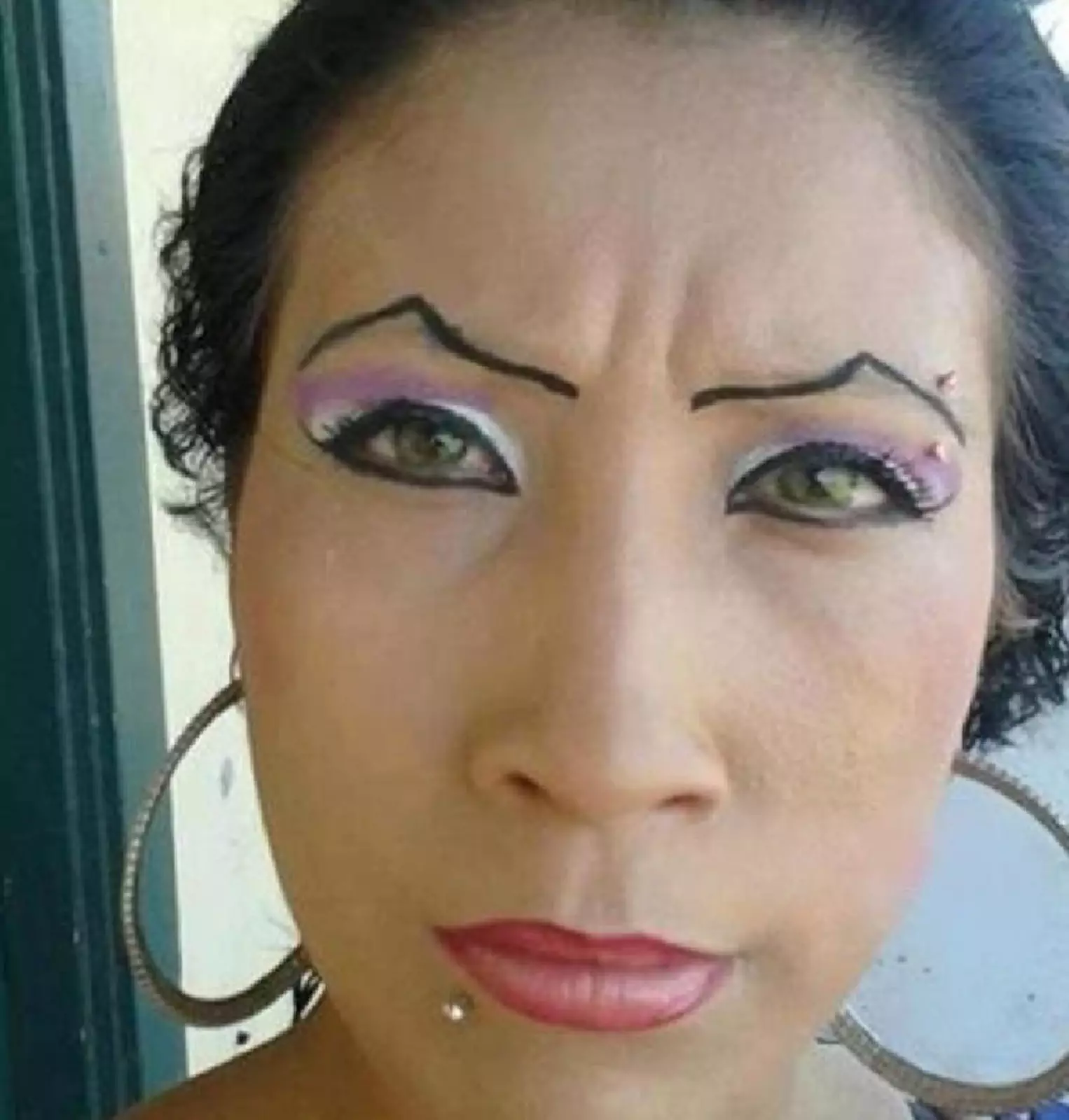 Очень сложно понять, что выражает ее взгляд. Очень сложно понять, что выражает ее взгляд.