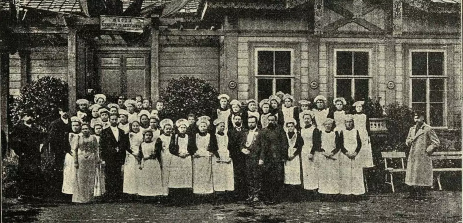 Ученики и преподаватели Школы кулинарного искусства (1893). В центре — М.Игнатьев. А вот Пелагея Павловна, похоже, стоит правее, через одного человека