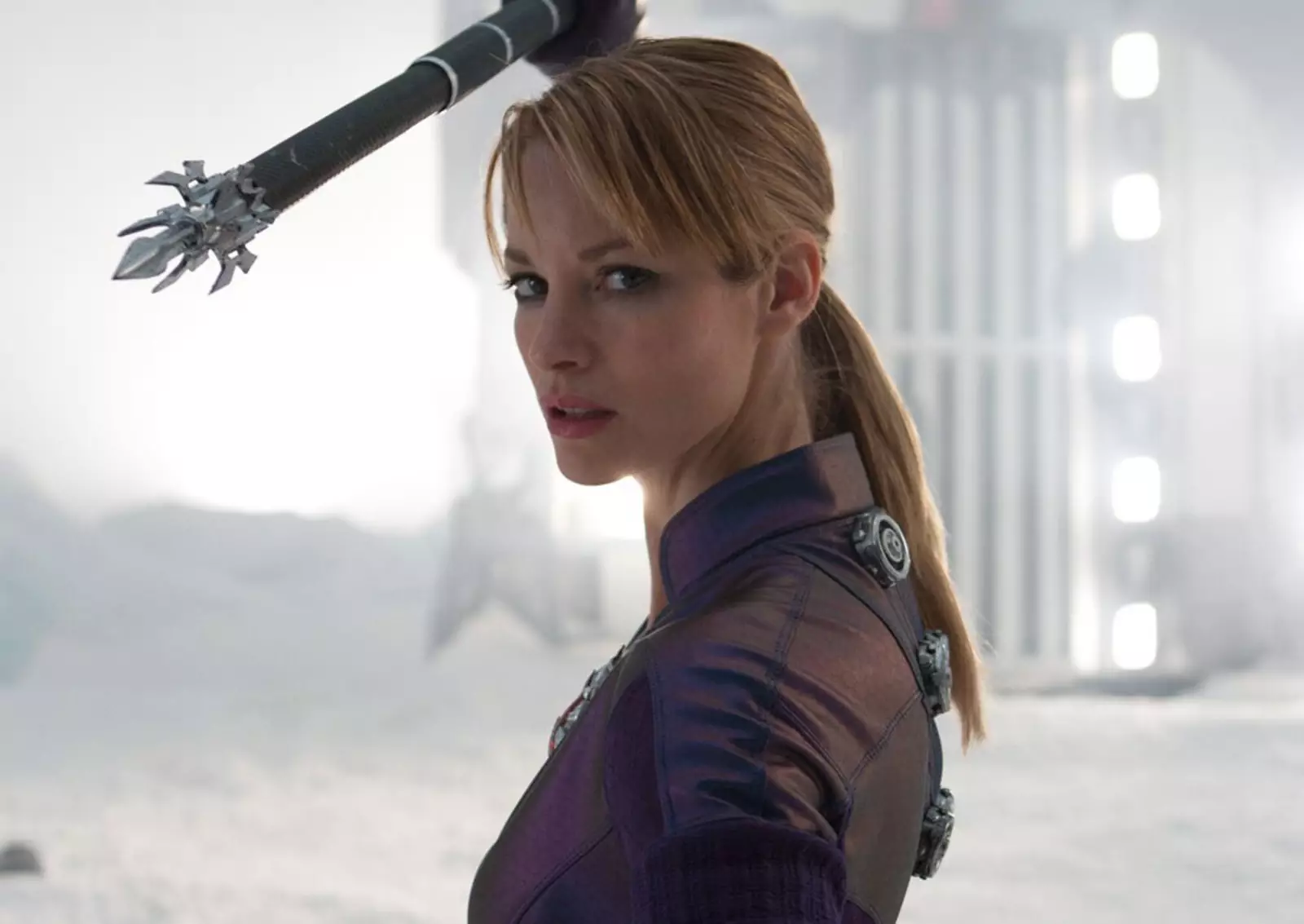 Теперь вместо корпорации "Амбрелла" Сиенна Гиллори будет сражаться с полчищем акул.