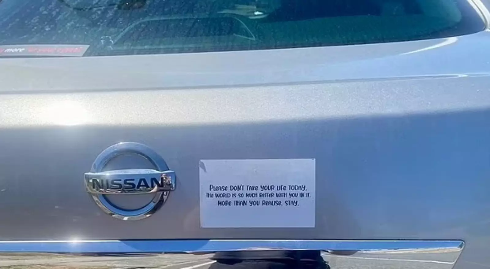 Сапсительная наклейка на бампере. Сапсительная наклейка на бампере.