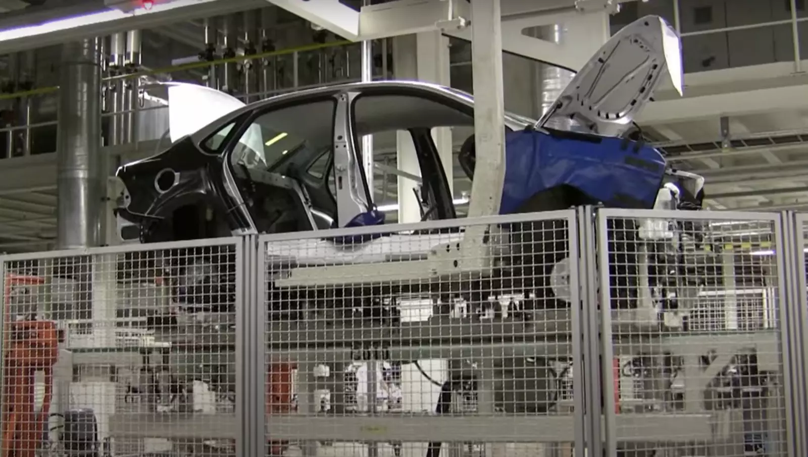 Сборка кузова на заводе Volkswagen в России.