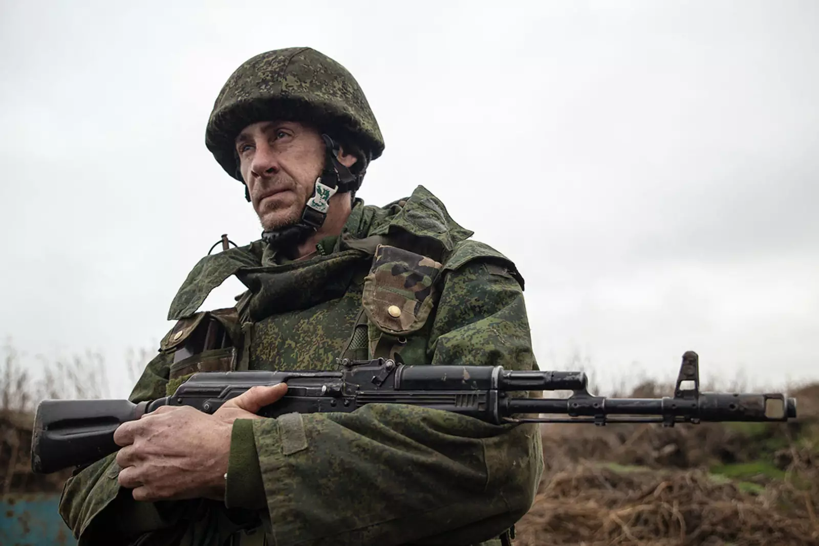 Военнослужащий Народной милиции на позиции Народной милиции ЛНР вблизи Славяносербска