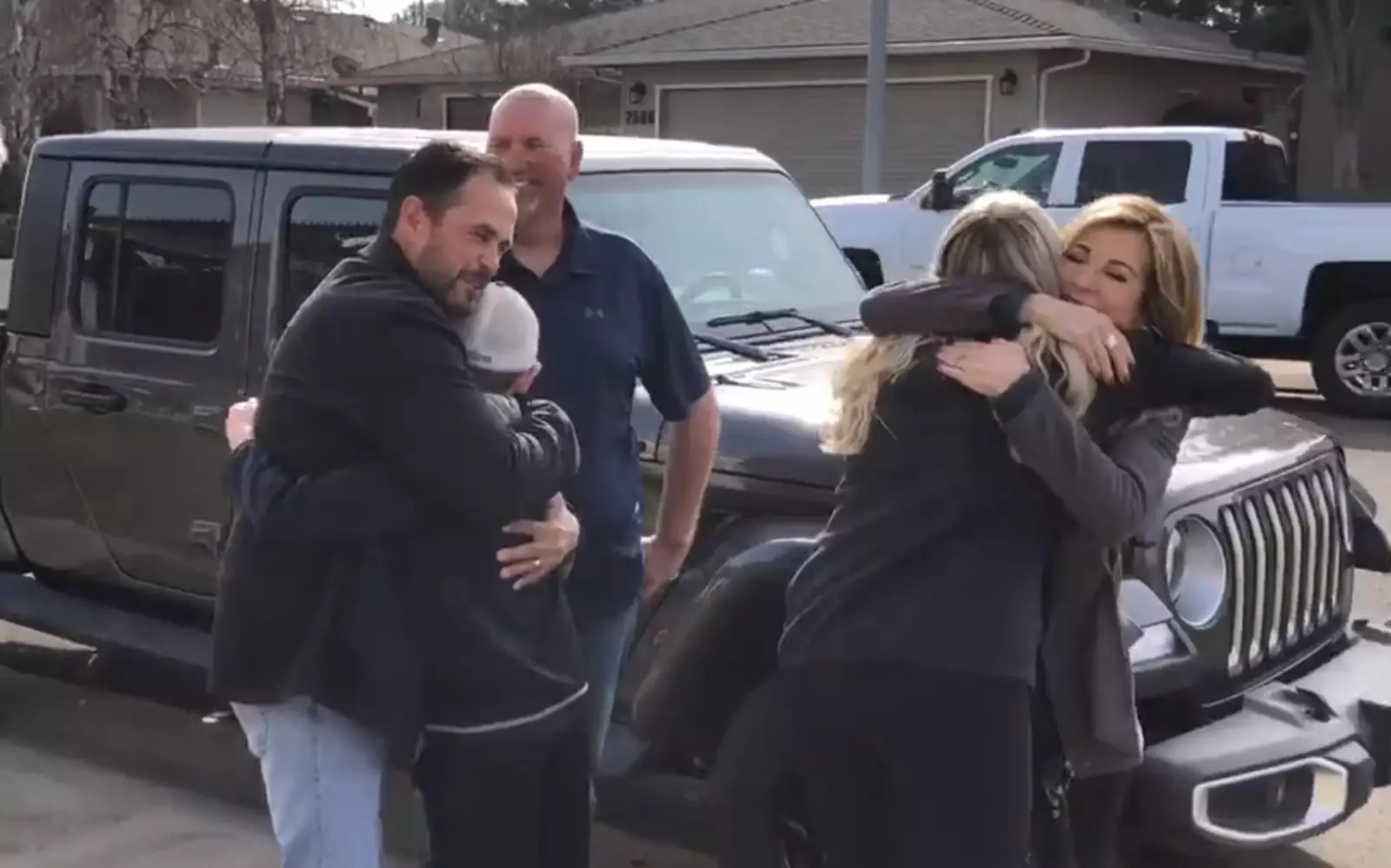 Эдди и Рэнди также познакомились с семьями друг друга. Эдди и Рэнди также познакомились с семьями друг друга.