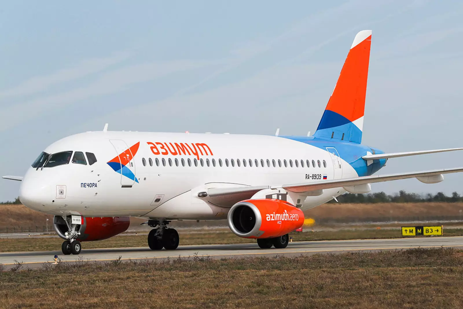 Самолет Sukhoi Superjet 100 авиакомпании "Азимут" в международном аэропорту Платов