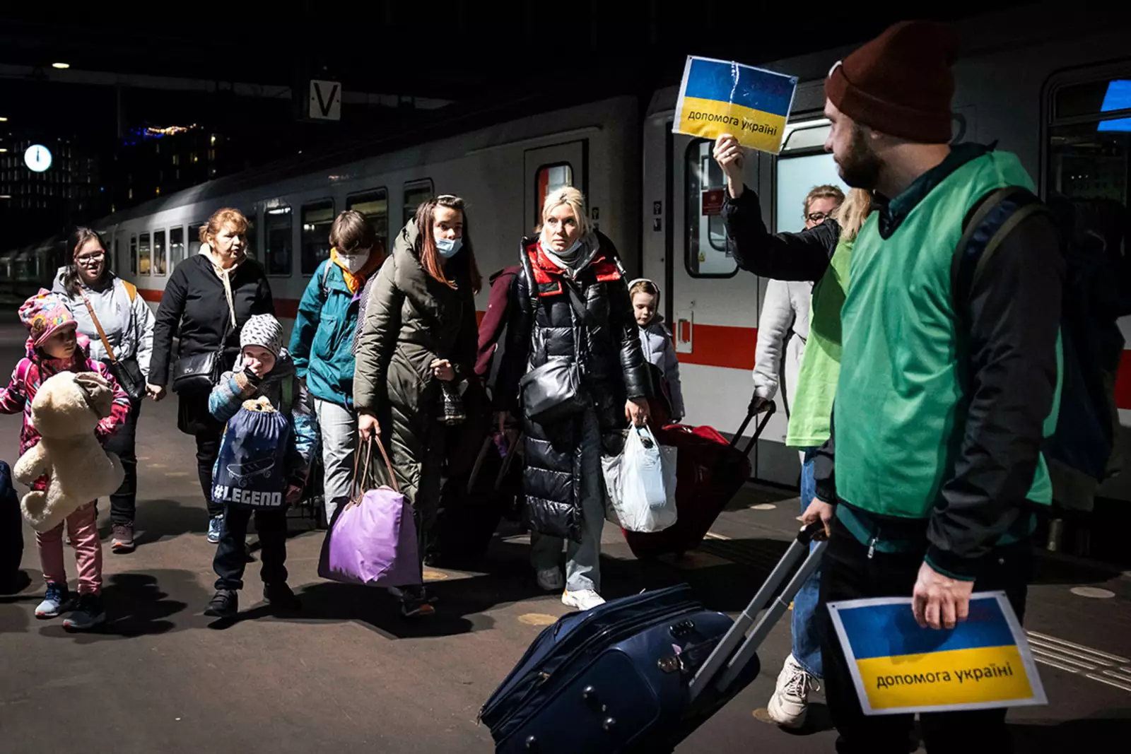Прибывшие из Берлина украинские беженцы на центральном железнодорожном вокзале в Амстердаме