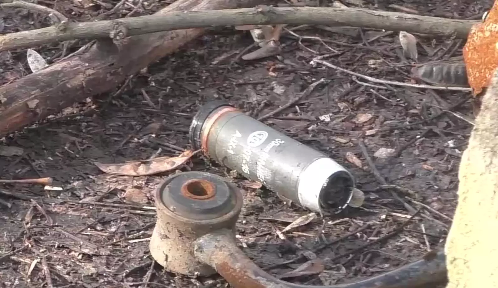 30-мм осколочно-фугасная граната RHV-HEF для автоматических гранатометов, изготовленная болгарским военным заводом "Арсенал", использовалась украинской армией во время обстрела жилых домов в Зайцево под Донецком