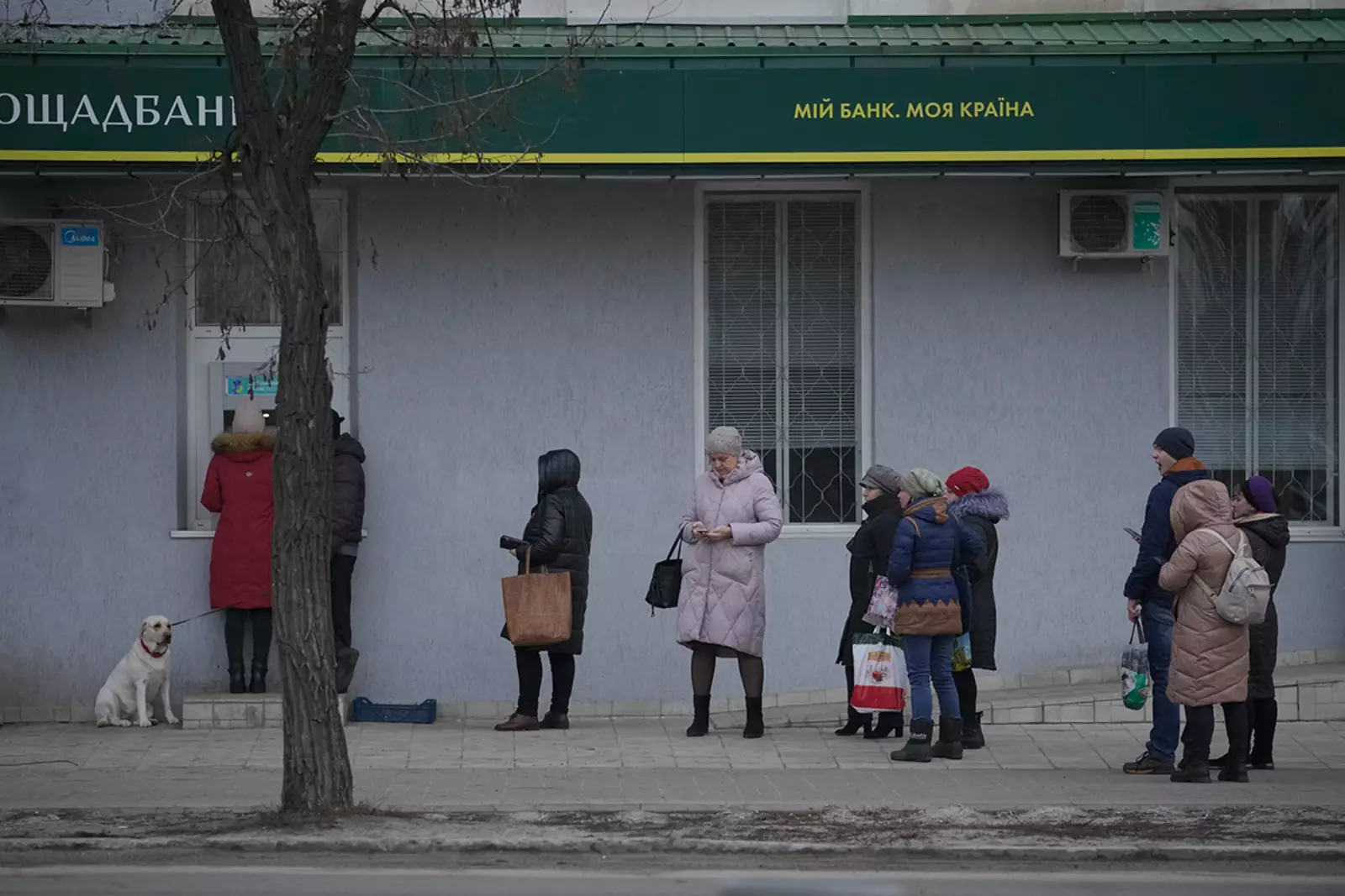 Северодонецк. Очередь к банкоматам на одной из улиц города