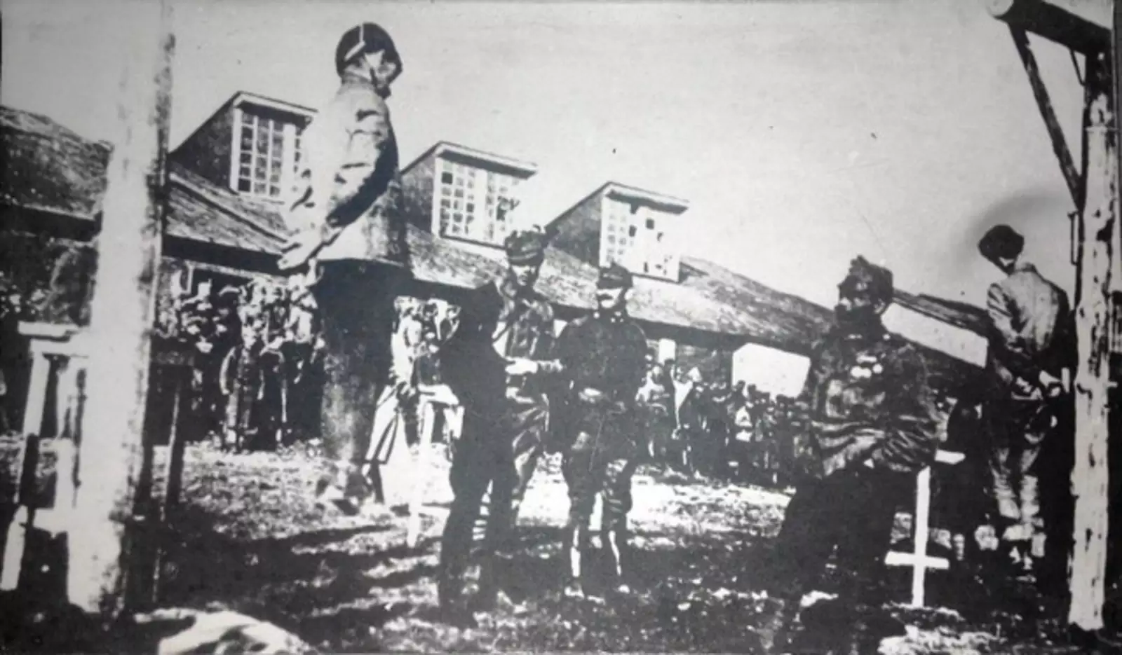 Австрийцы вешают пленных в Екатеринославе. По одним данным, казненные были "красными чехами", по другим - восставшими рабочими.
