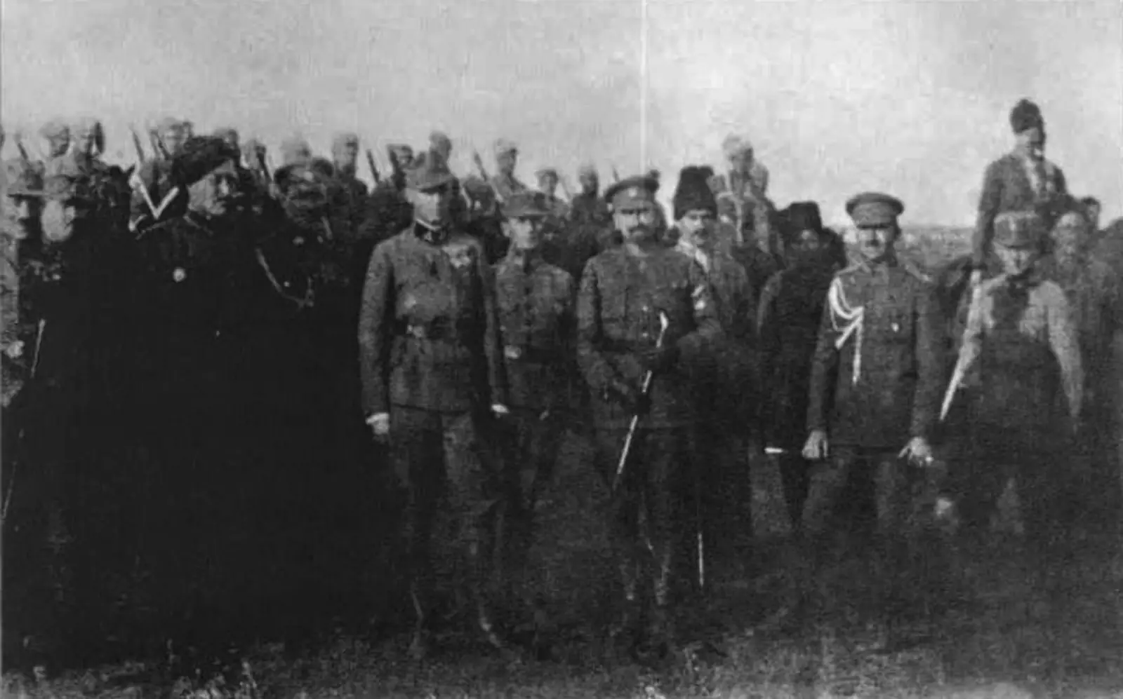Эрцгерцог Вильгельм Габсбург (второй слева) и чины гетманской армии