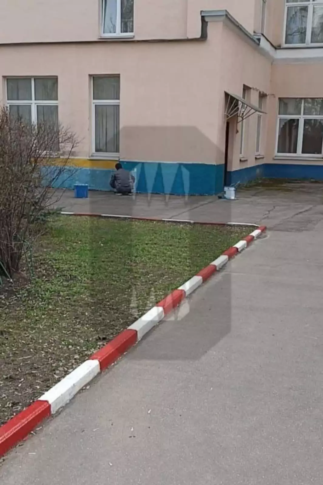 "Украинскую символику" на стене закрашивают. Хотя на снимке видно, что расположение цветов совсем не такое, как у флага Украины