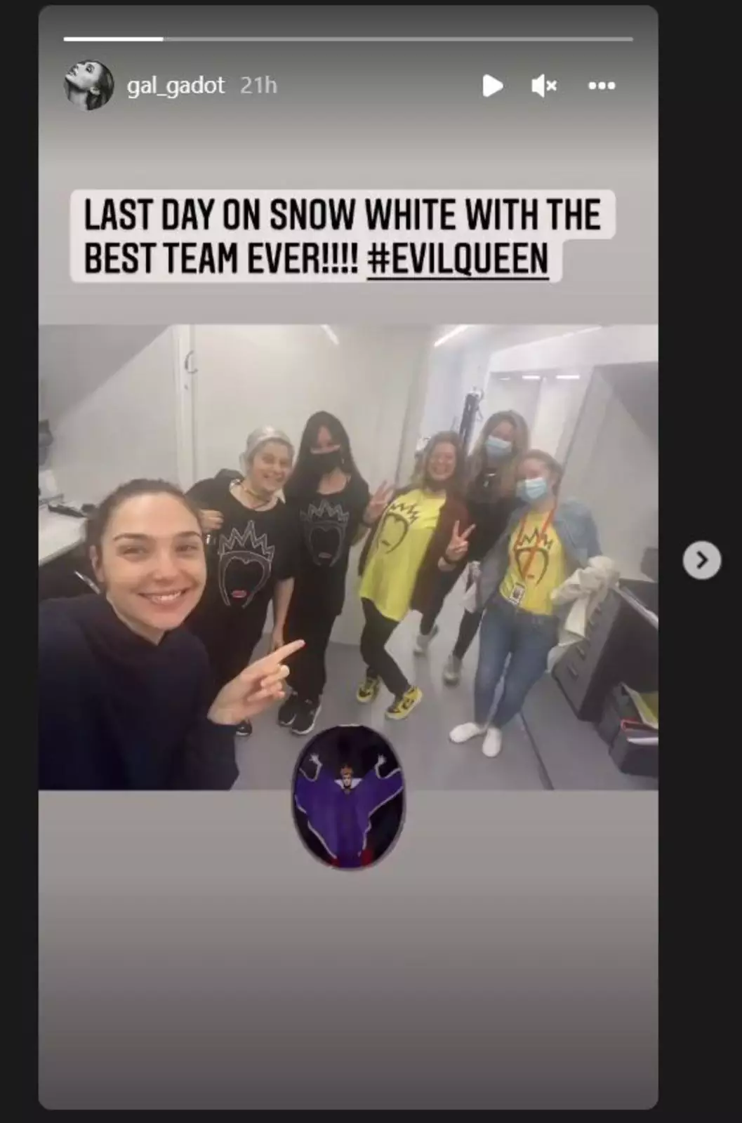 Подпись гласит: "Последний день на съемках "Белоснежки" с самой лучшей командой! Хэштэг #ЗлаяКоролева".