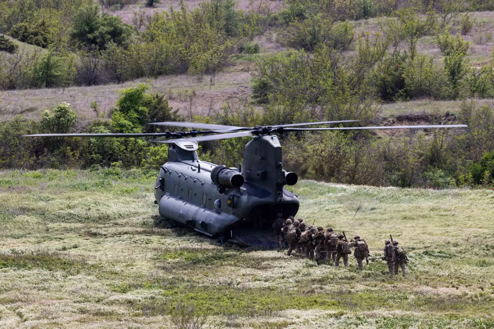 Солдаты 2-го батальона парашютного полка загружаются вертолёт Chinook во время учений Swift Response 2022