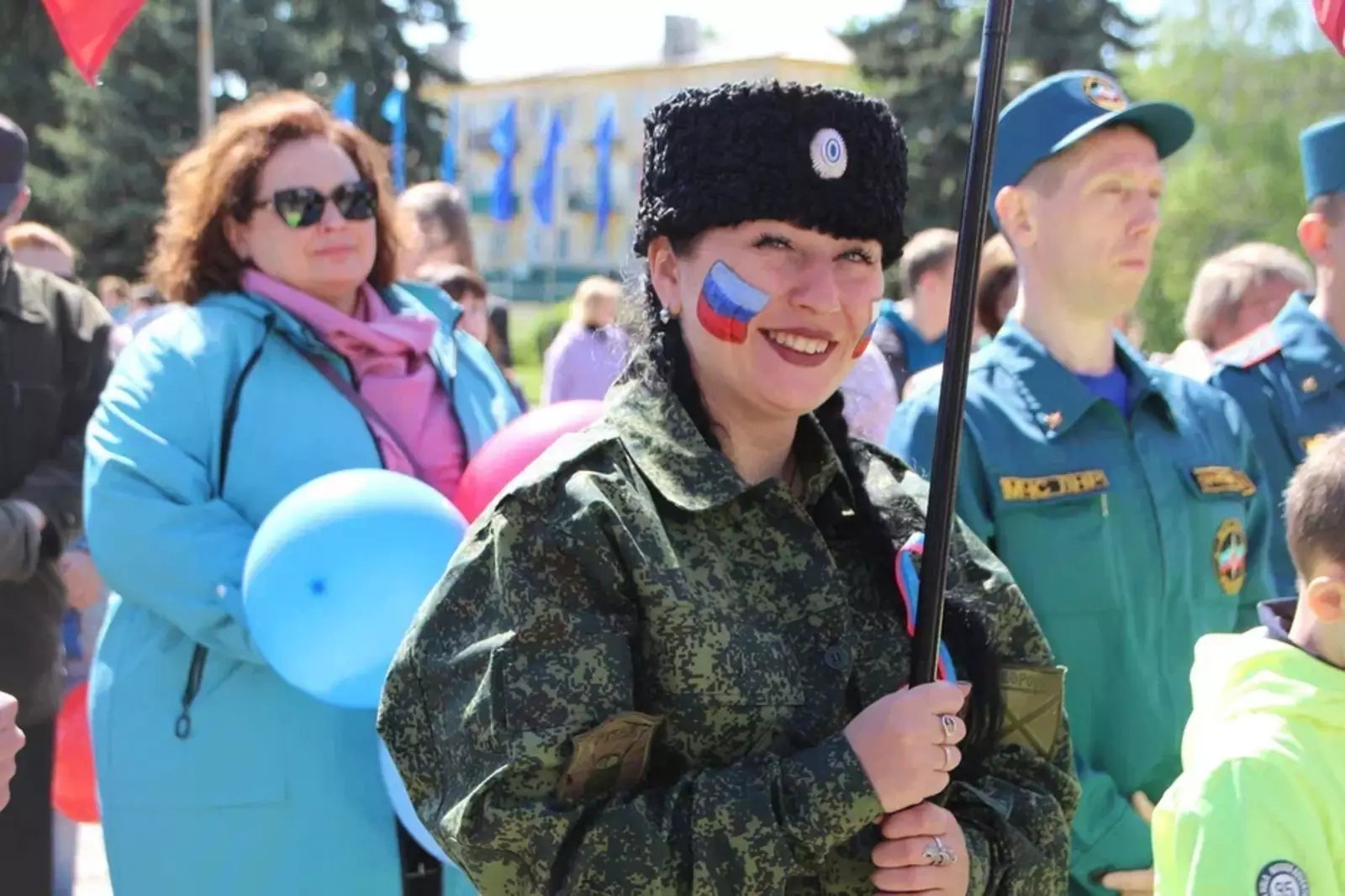 В прифронтовом городе Кировске отмечают День Республики торжественным поднятием флага и митингом. В прифронтовом городе Кировске отмечают День Республики торжественным поднятием флага и митингом.