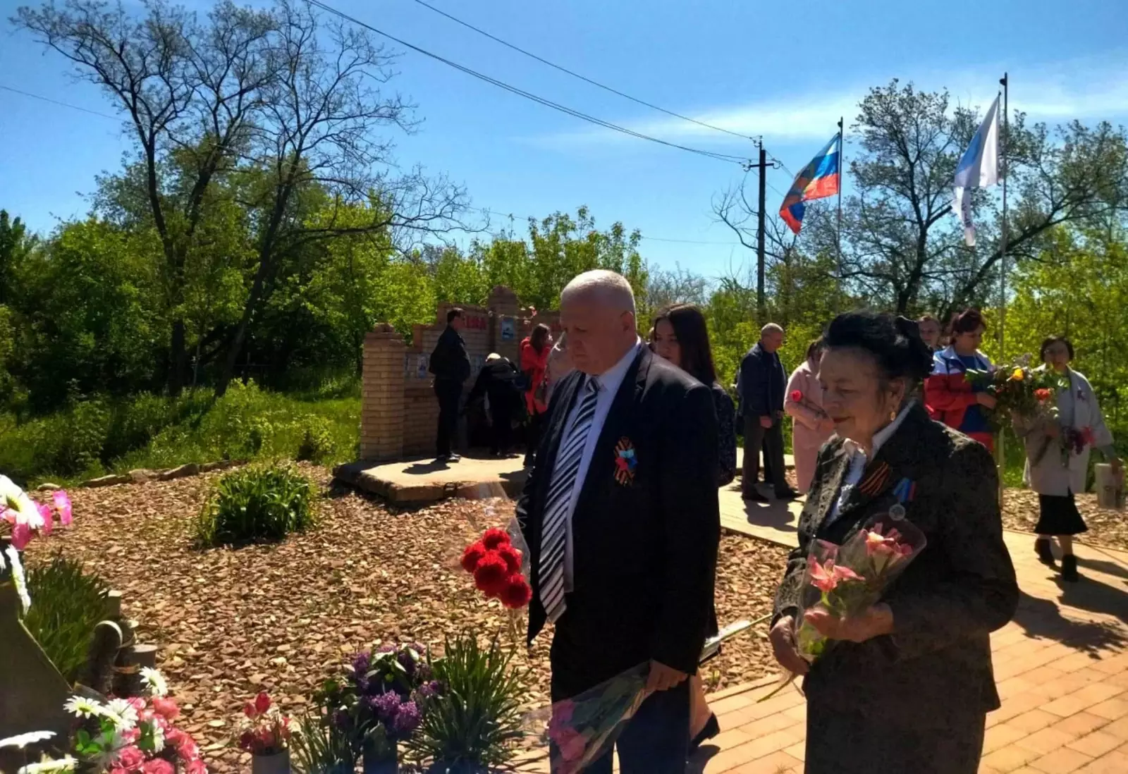 В Красном Луче в День Луганской Народной Республики состоялось возложение цветов к мемориалам в память о погибших земляках В Красном Луче в День Луганской Народной Республики состоялось возложение цветов к мемориалам в память о погибших земляках