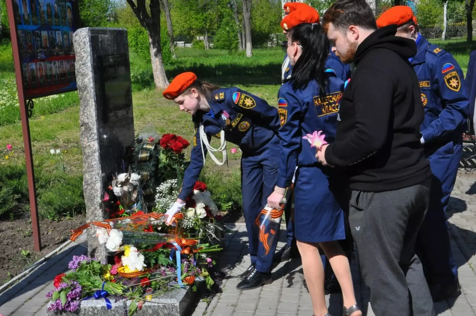 Возложение цветов молодёжью К памятному знаку погибшим в 2014-2015 годах земляк- защитникам Донбасса и г. Свердловска Возложение цветов молодёжью К памятному знаку погибшим в 2014-2015 годах земляк- защитникам Донбасса и г. Свердловска