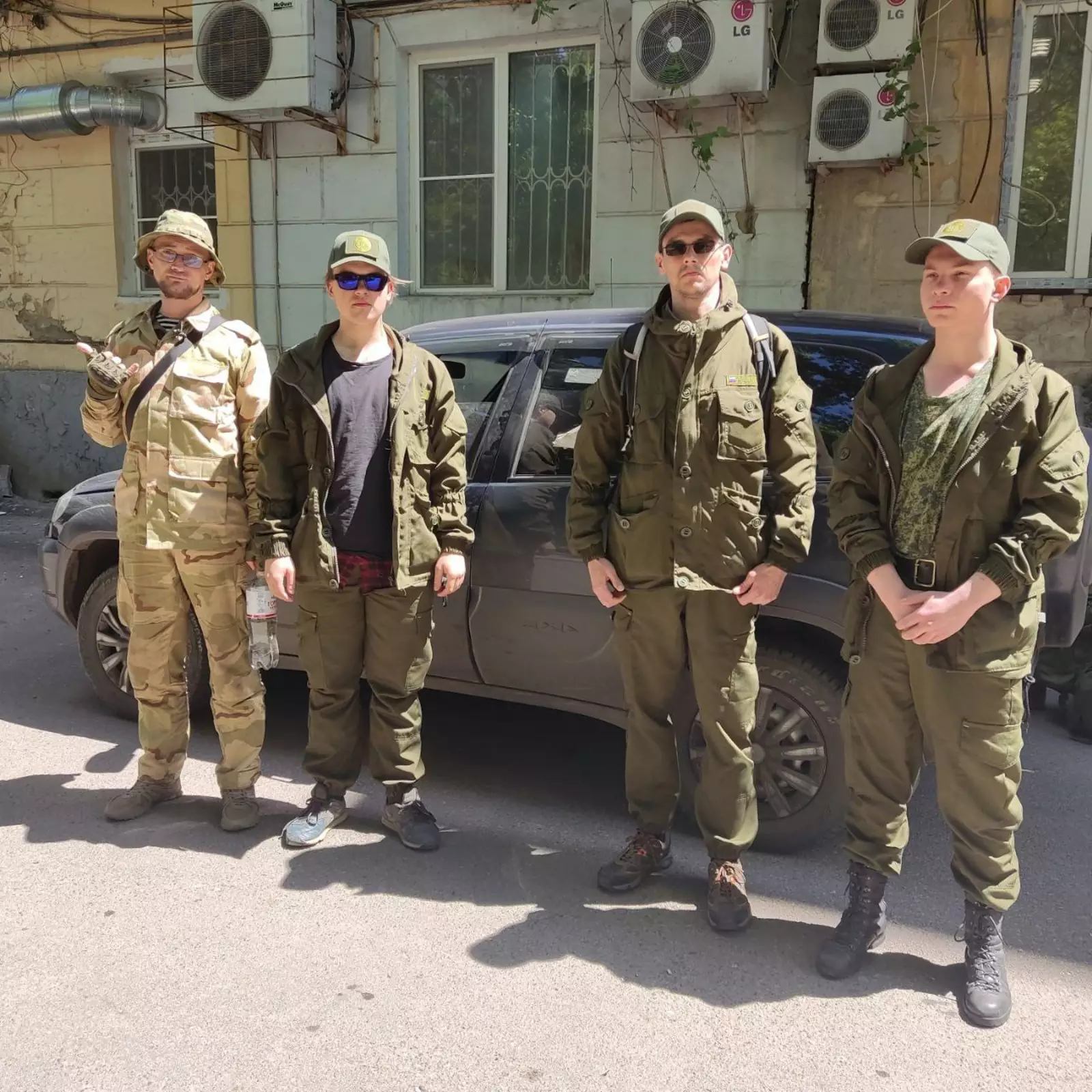Олег Миронов (справа) вместе с соратниками из "Другой России" в расположении 9-го полка НМ ДНР