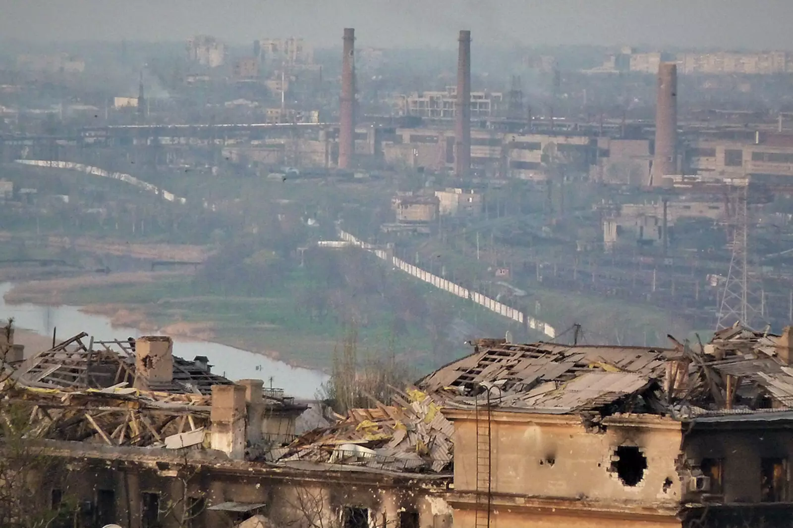 Разрушенные «сталинки» Жовтневого района на фоне металлургического комбината «Азовсталь» (г. Мариуполь)